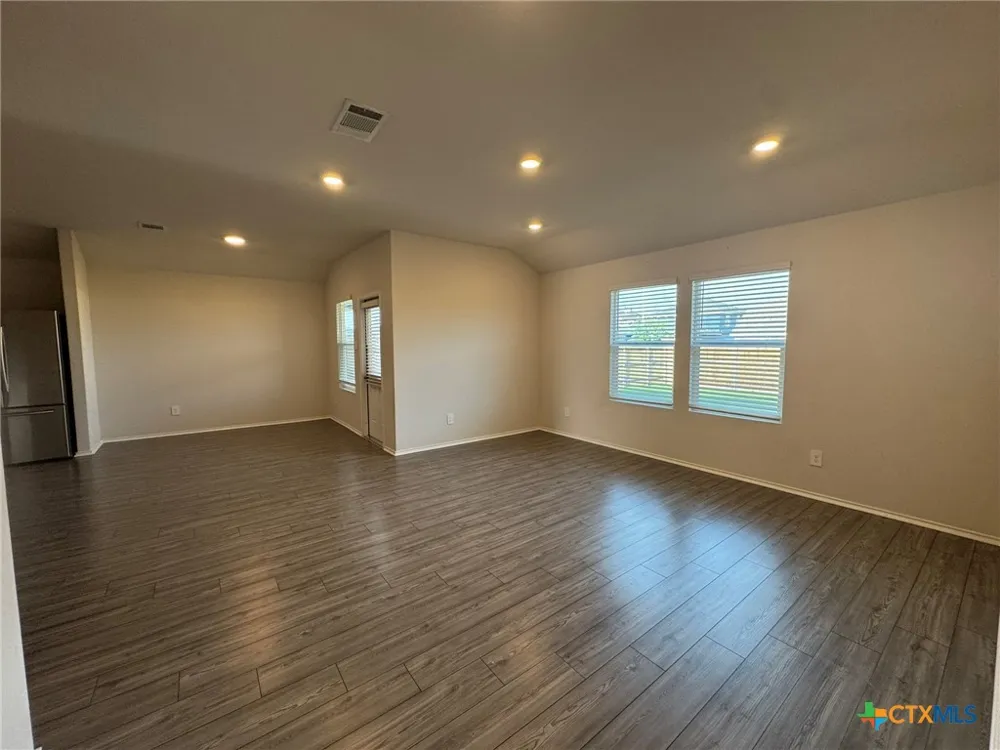 208 Ida Loop Seguin, TX 78155