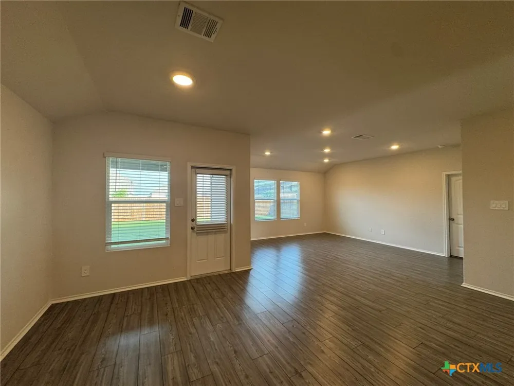 208 Ida Loop Seguin, TX 78155