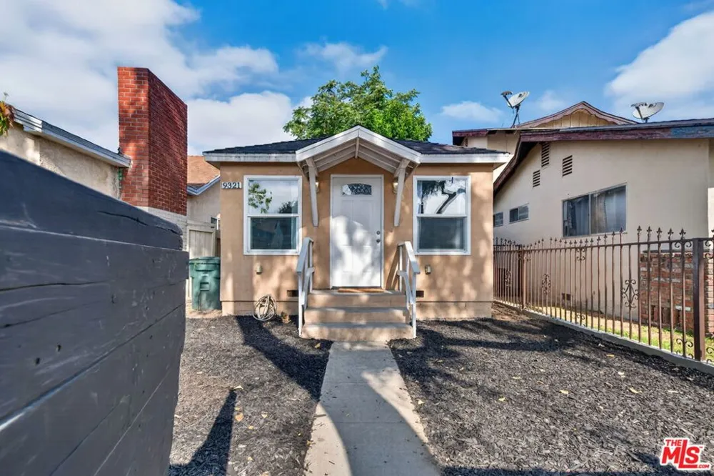 9321 Virginia Avenue South Gate, CA 90280