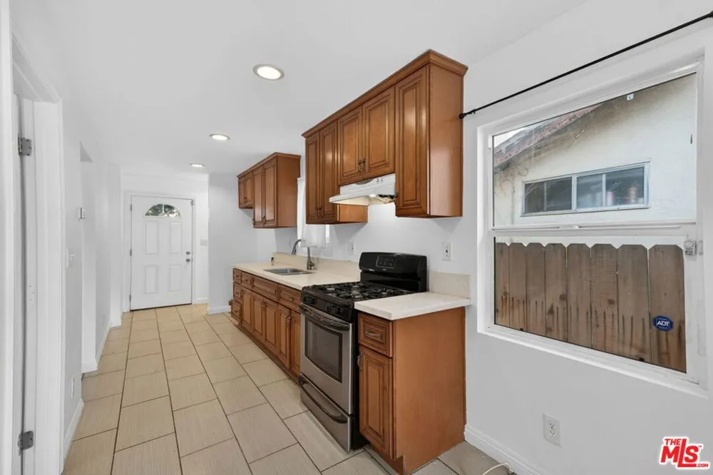 9321 Virginia Avenue South Gate, CA 90280