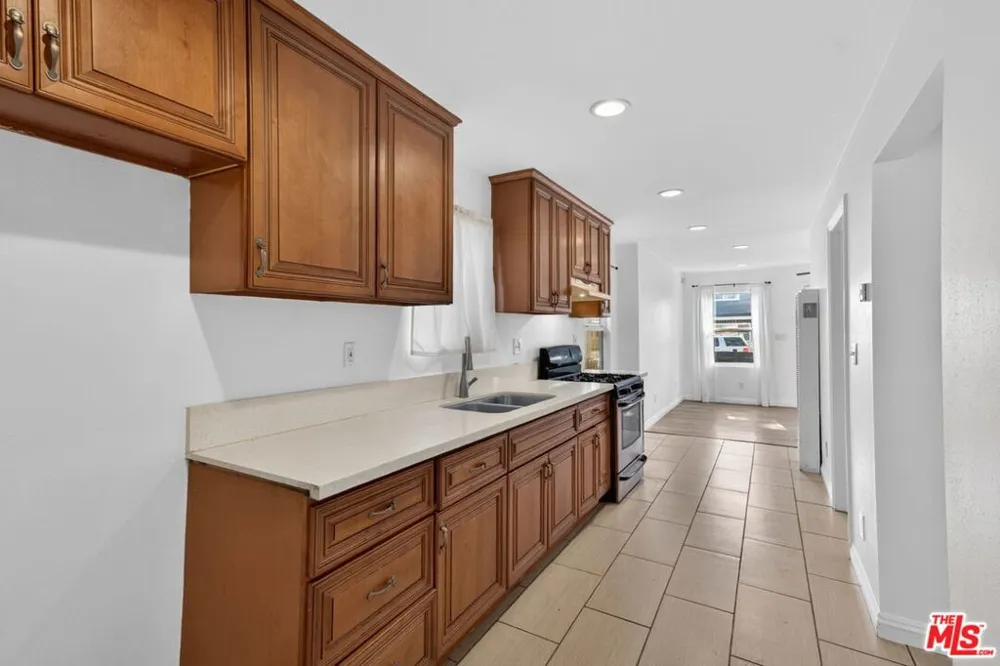 9321 Virginia Avenue South Gate, CA 90280