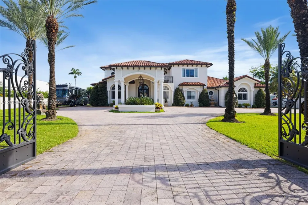 9861 NW 135th St Hialeah Gardens, FL 33018