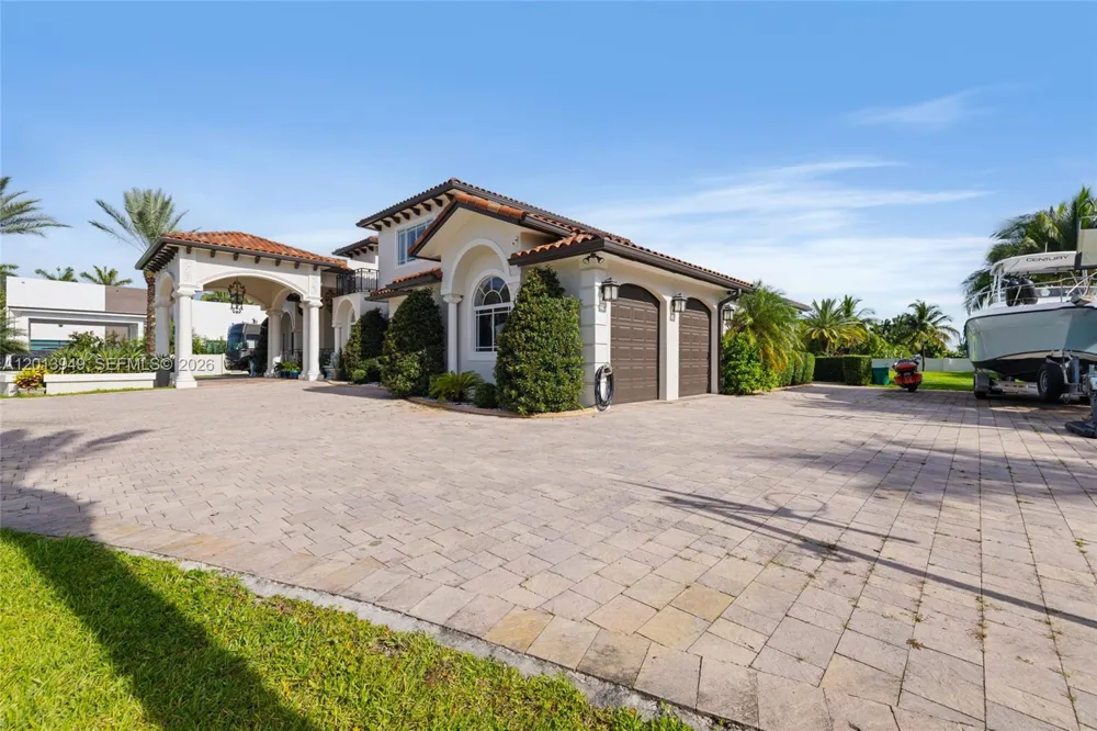 9861 NW 135th St Hialeah Gardens, FL 33018