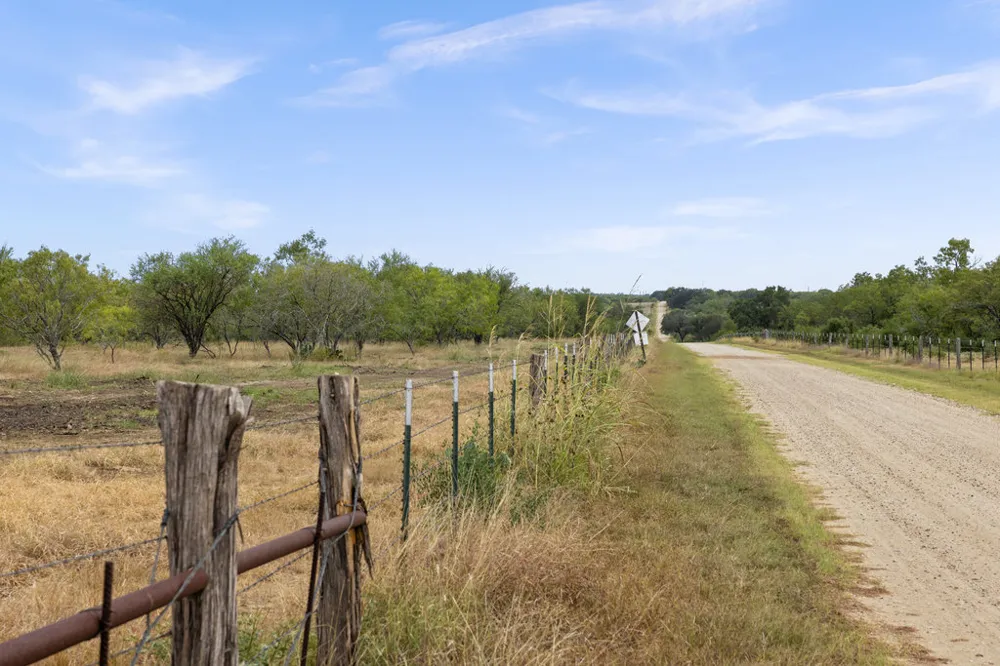 5 CR 171 Nixon, TX 78140