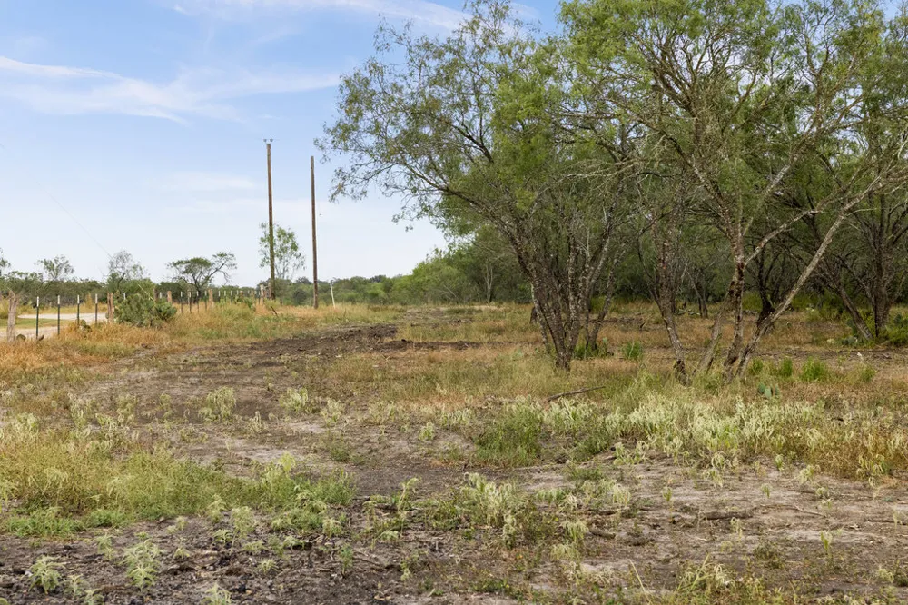 5 CR 171 Nixon, TX 78140