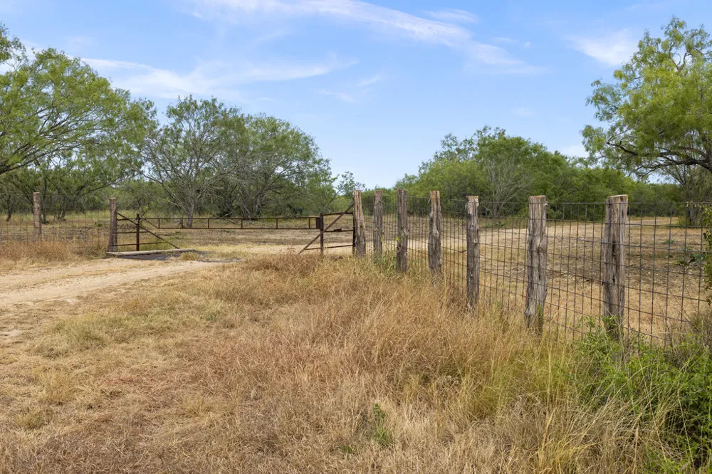 5 CR 171 Nixon, TX 78140