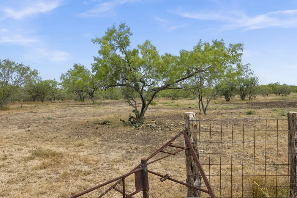 5 CR 171 Nixon, TX 78140