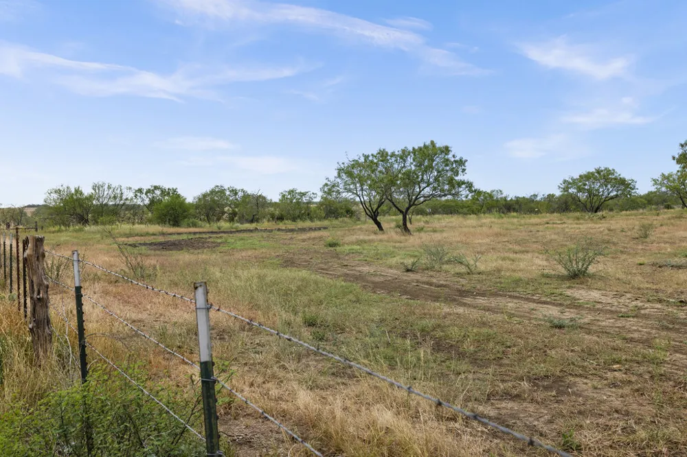 5 CR 171 Nixon, TX 78140