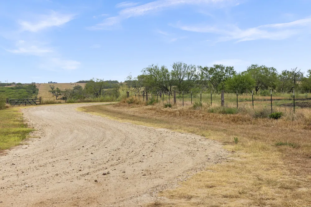 5 CR 171 Nixon, TX 78140