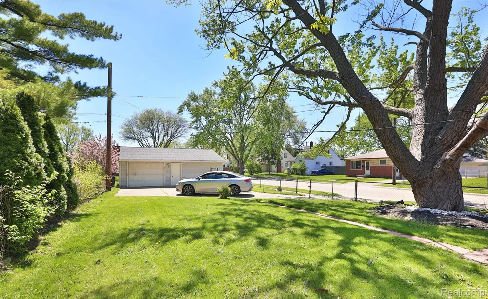 17204 Stephens Drive Eastpointe City, MI 48021