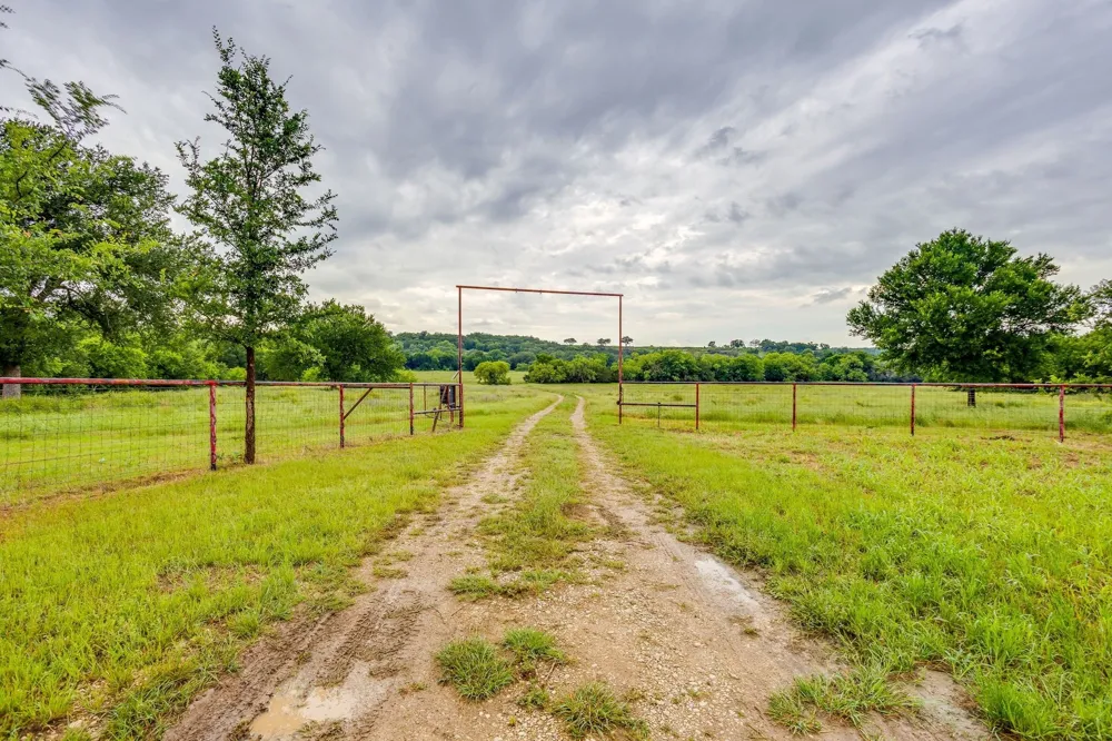 400 S 10th Avenue Palo Pinto, TX 76472