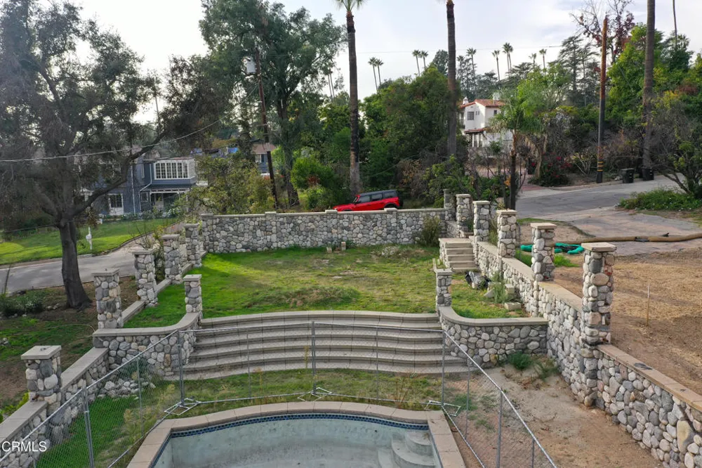 1808 E Altadena Drive Altadena, CA 91001