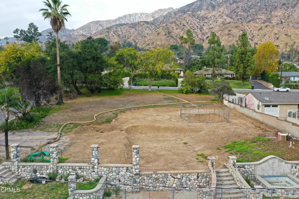 1808 E Altadena Drive Altadena, CA 91001