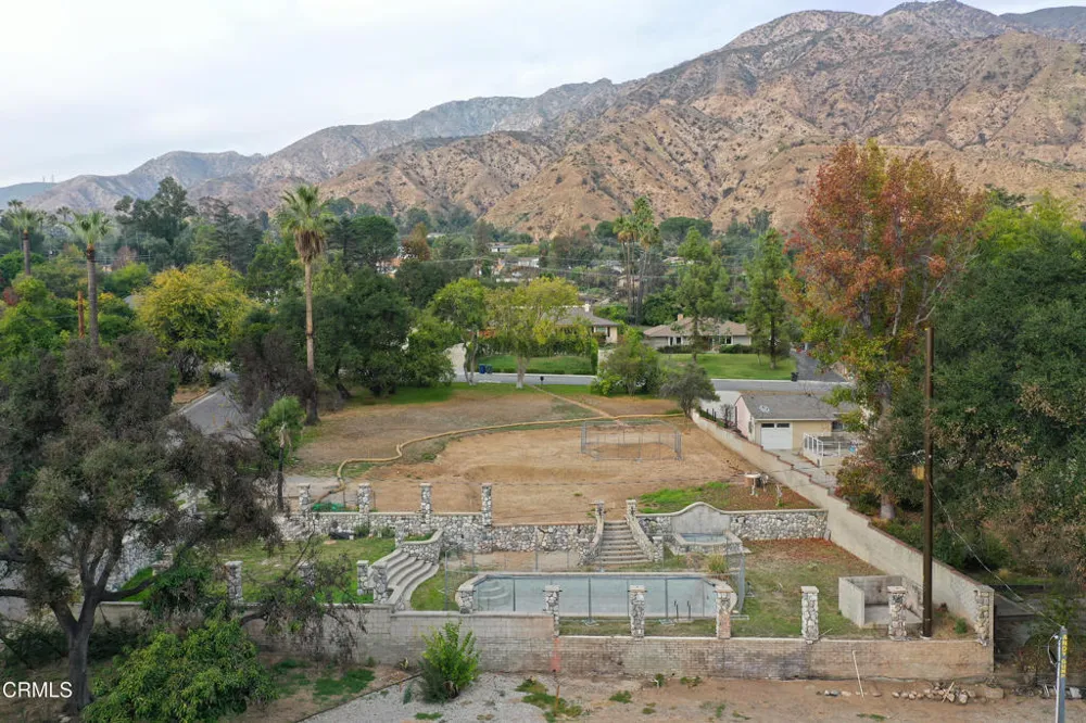 1808 E Altadena Drive Altadena, CA 91001