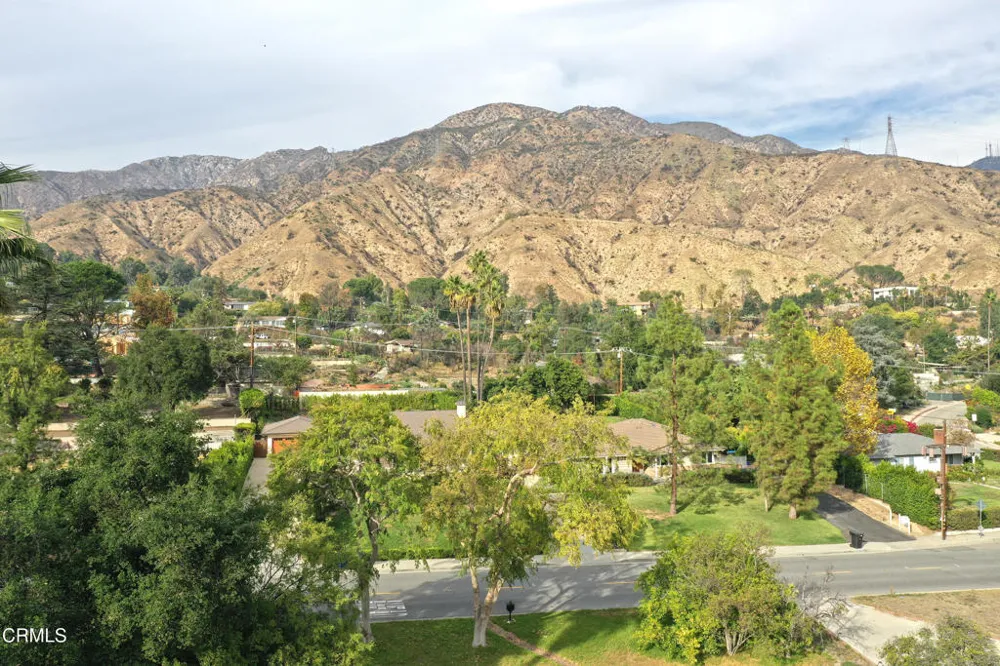 1808 E Altadena Drive Altadena, CA 91001
