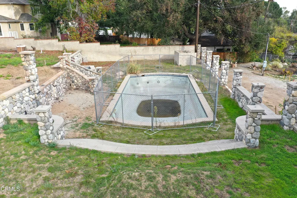1808 E Altadena Drive Altadena, CA 91001