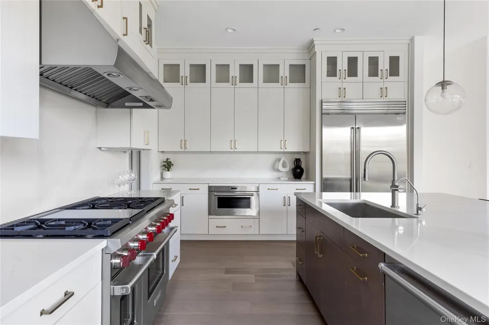 1 Sequoia Circle Manhasset, NY 11030
