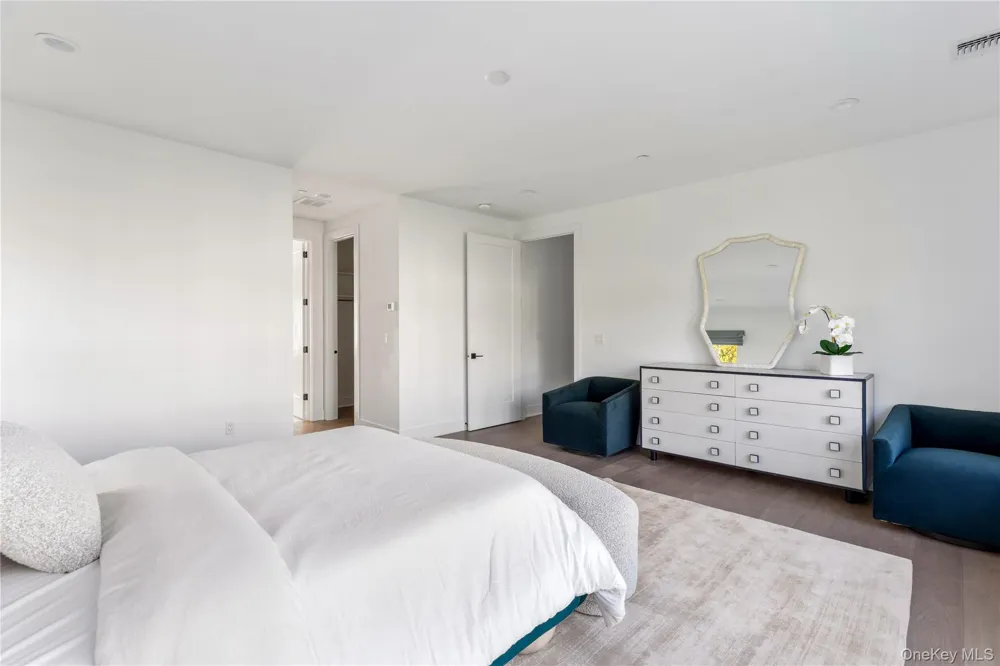 1 Sequoia Circle Manhasset, NY 11030