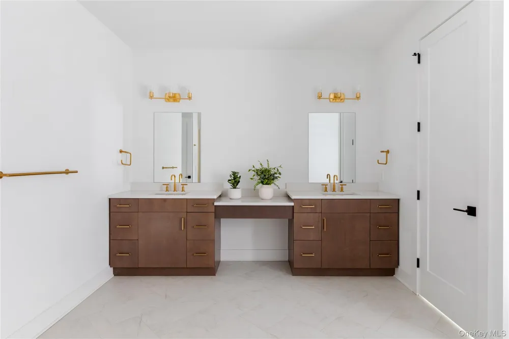 1 Sequoia Circle Manhasset, NY 11030