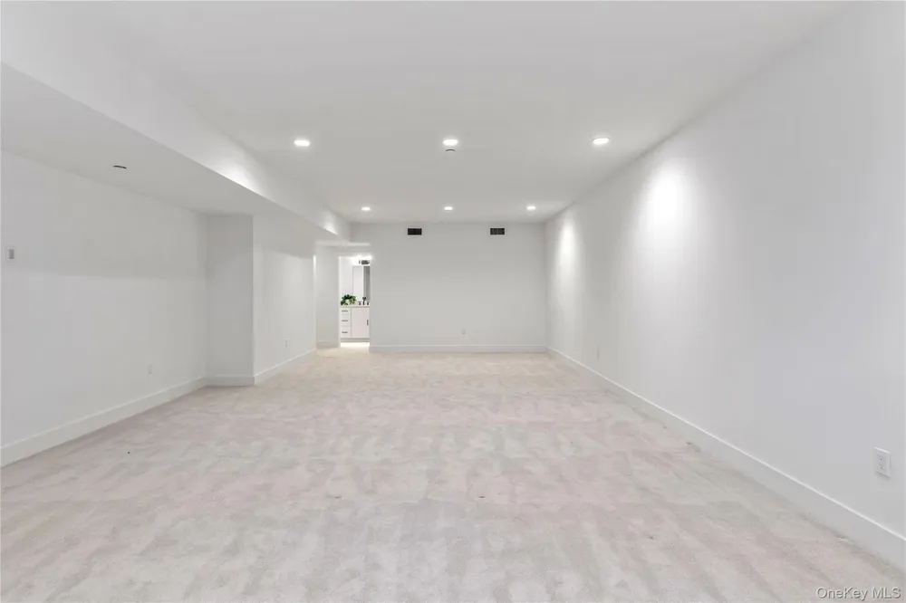 1 Sequoia Circle Manhasset, NY 11030