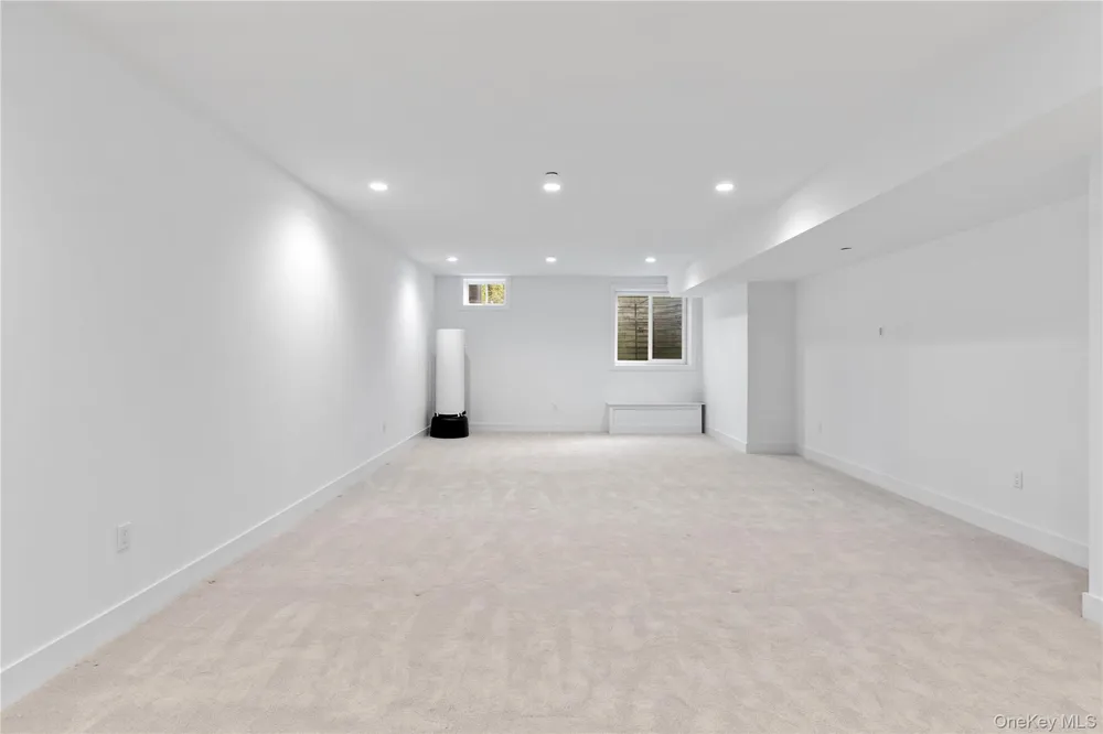 1 Sequoia Circle Manhasset, NY 11030