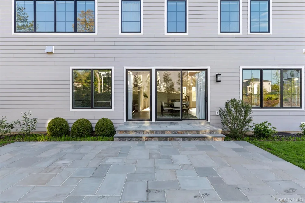 1 Sequoia Circle Manhasset, NY 11030