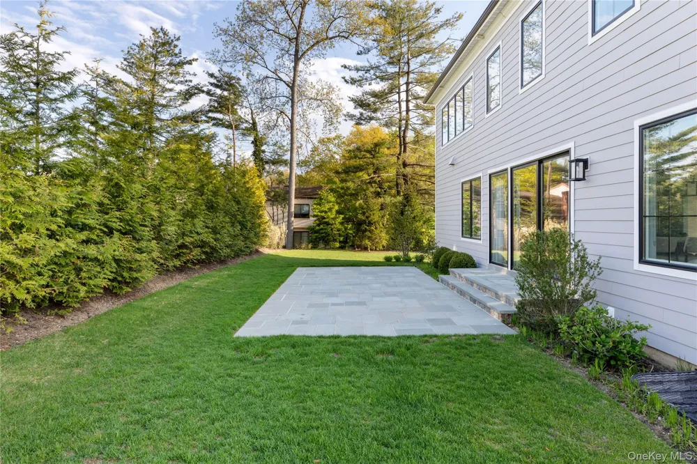 1 Sequoia Circle Manhasset, NY 11030