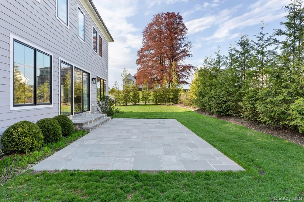 1 Sequoia Circle Manhasset, NY 11030