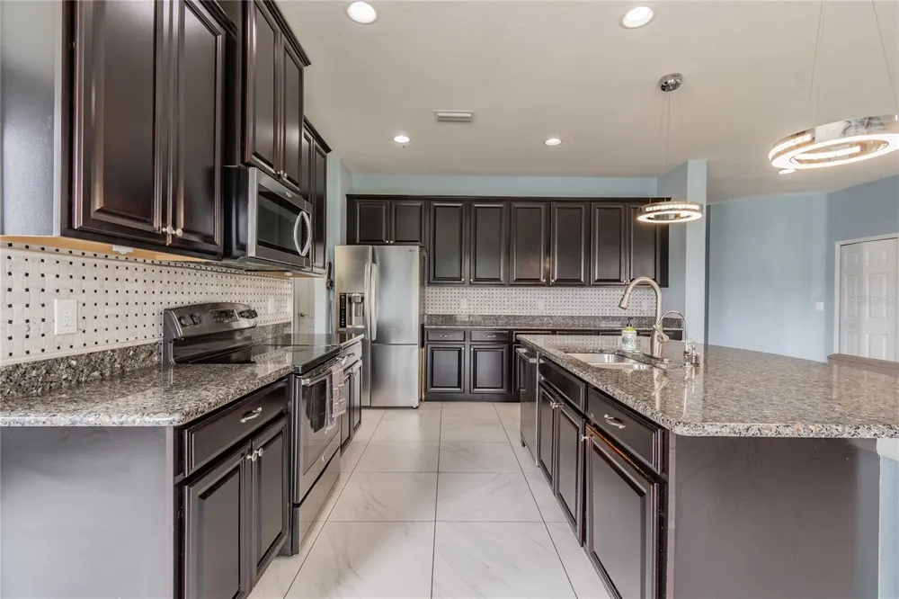 11027 TAHITI ISLE LANE Tampa, FL 33647