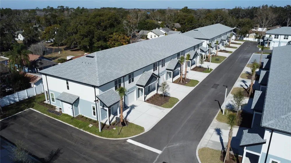 1111 E CAROLINE STREET Tavares, FL 32778