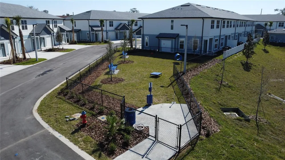 1111 E CAROLINE STREET Tavares, FL 32778