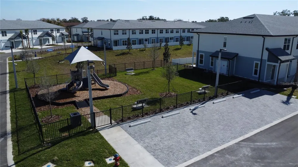 1111 E CAROLINE STREET Tavares, FL 32778