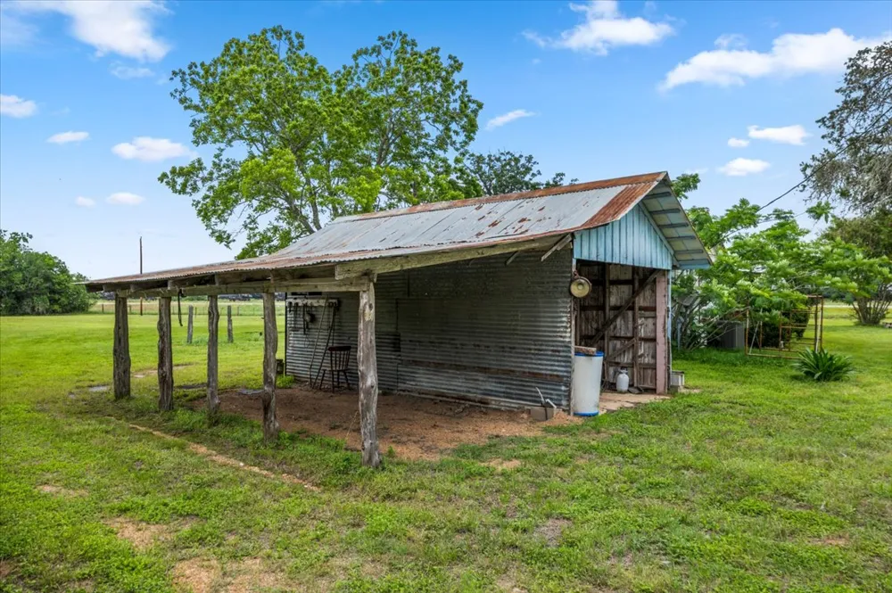 5612 HWY 71 E Smithville, TX 78957