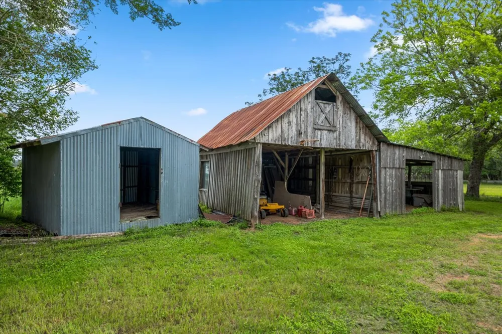 5612 HWY 71 E Smithville, TX 78957