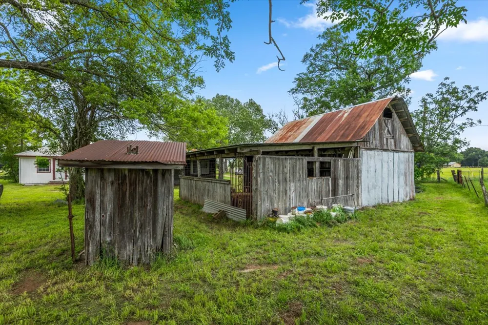 5612 HWY 71 E Smithville, TX 78957