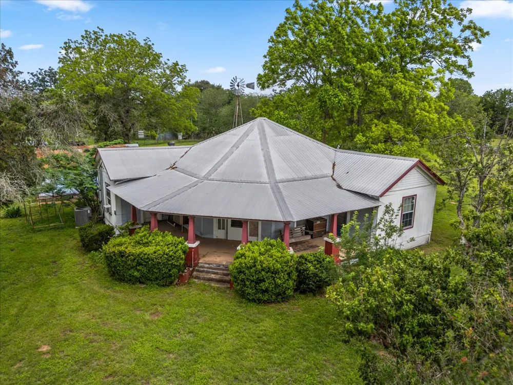 5612 HWY 71 E Smithville, TX 78957