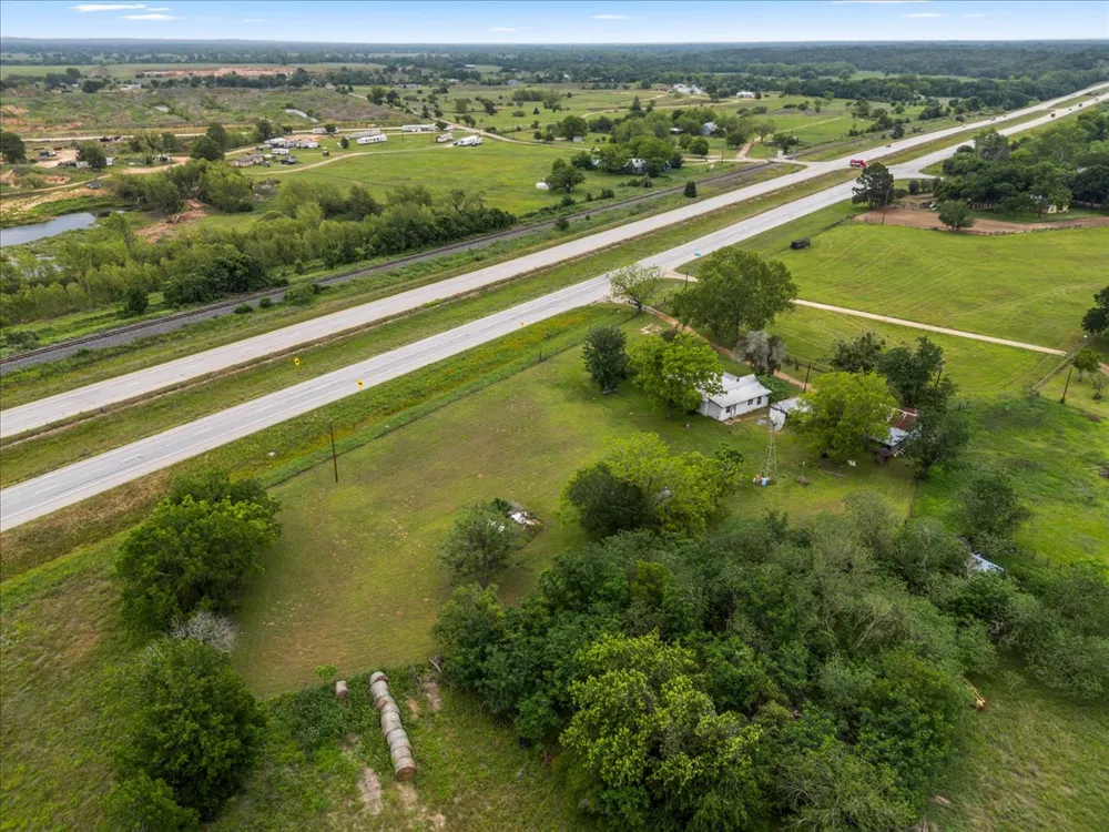 5612 HWY 71 E Smithville, TX 78957