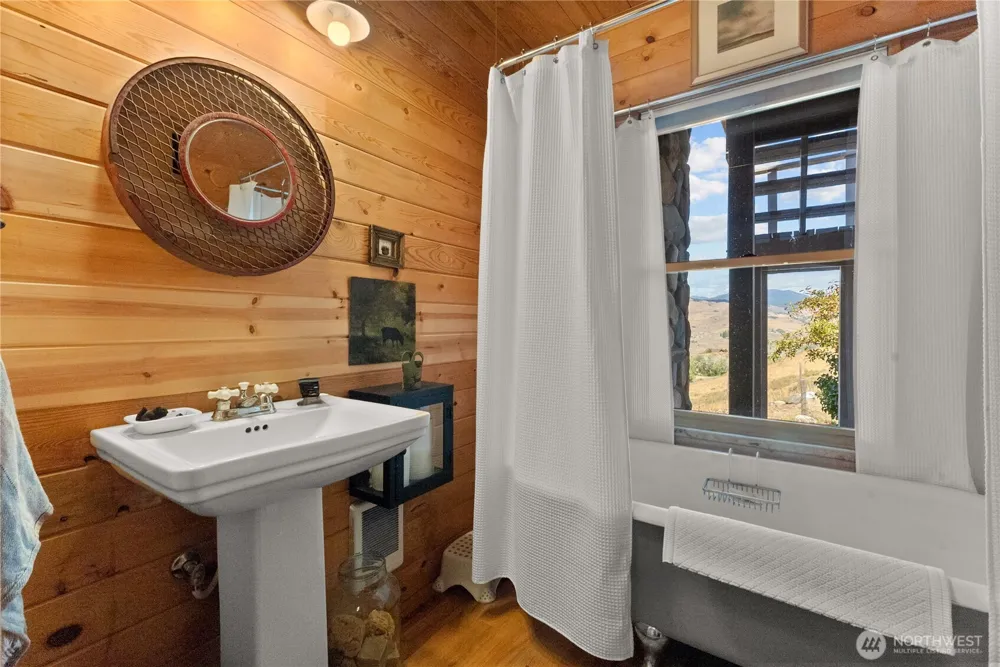 8 Deer Trails Way Winthrop, WA 98862