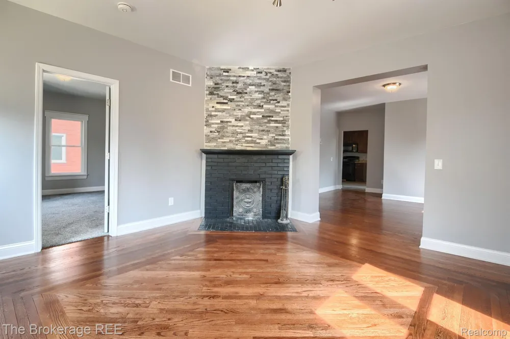 11 1ST STREET Oxford Village, MI 48371