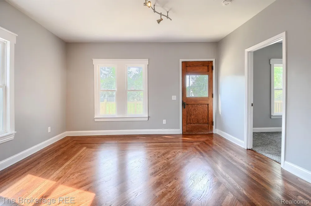 11 1ST STREET Oxford Village, MI 48371