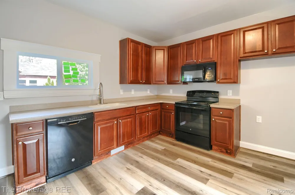11 1ST STREET Oxford Village, MI 48371