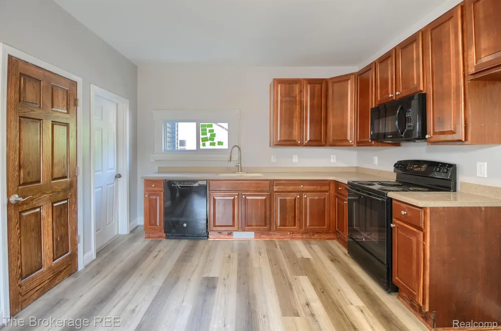 11 1ST STREET Oxford Village, MI 48371