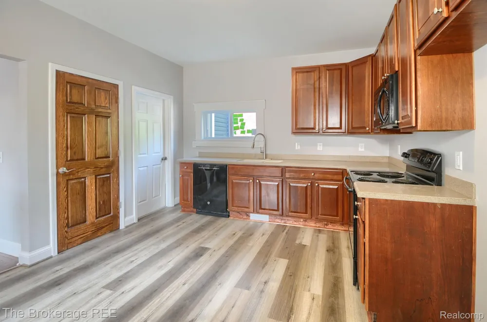 11 1ST STREET Oxford Village, MI 48371