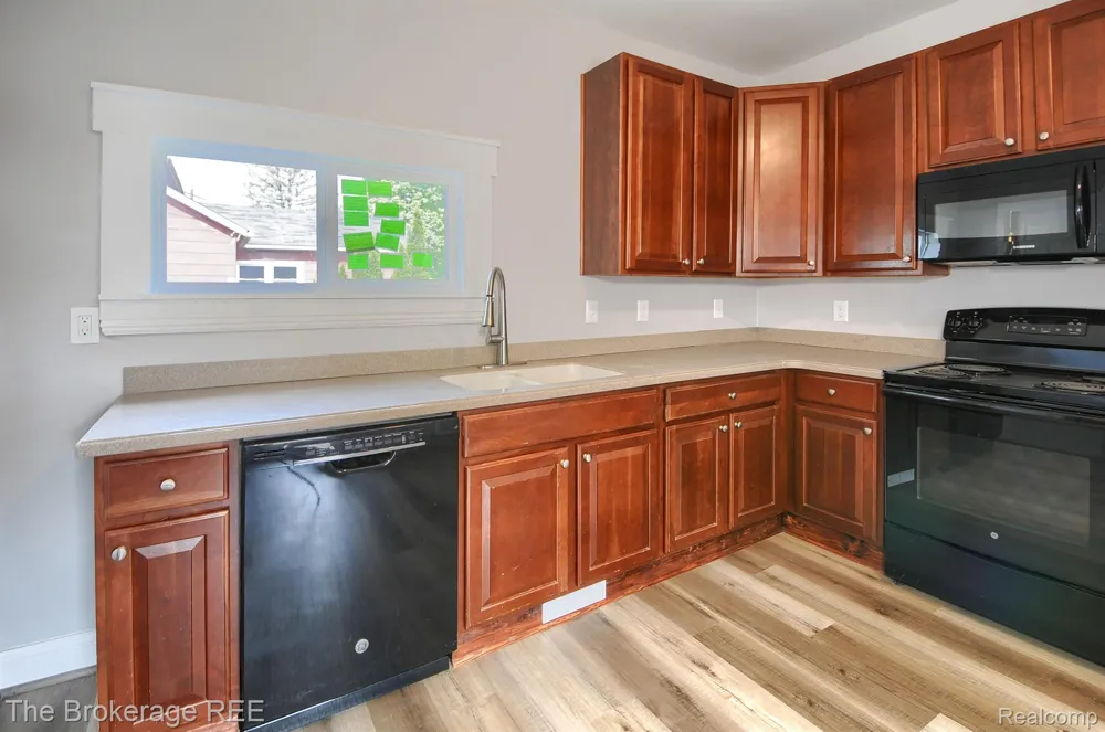 11 1ST STREET Oxford Village, MI 48371