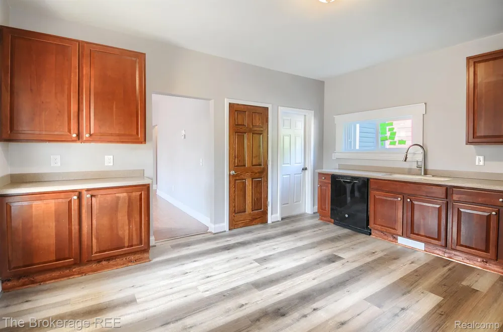 11 1ST STREET Oxford Village, MI 48371