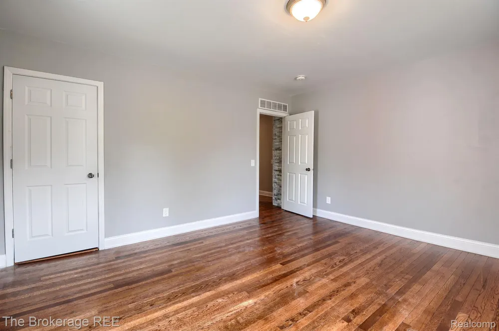 11 1ST STREET Oxford Village, MI 48371