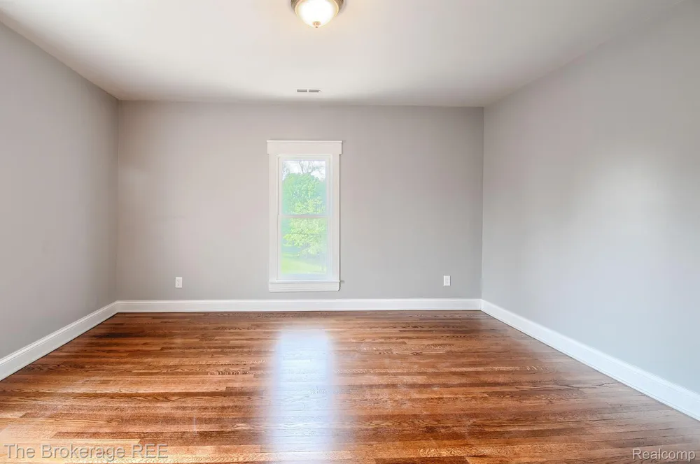 11 1ST STREET Oxford Village, MI 48371
