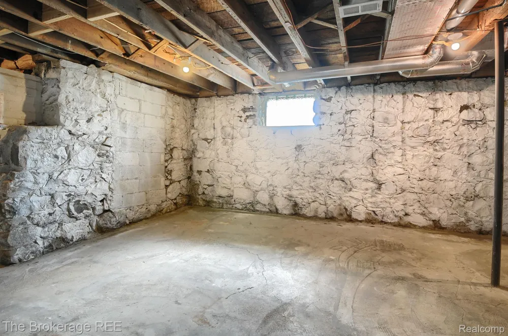 11 1ST STREET Oxford Village, MI 48371