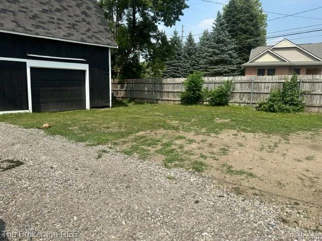 11 1ST STREET Oxford Village, MI 48371