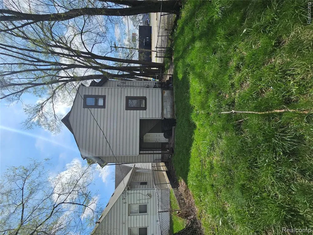 8033 JACKSON AVENUE Warren City, MI 48089